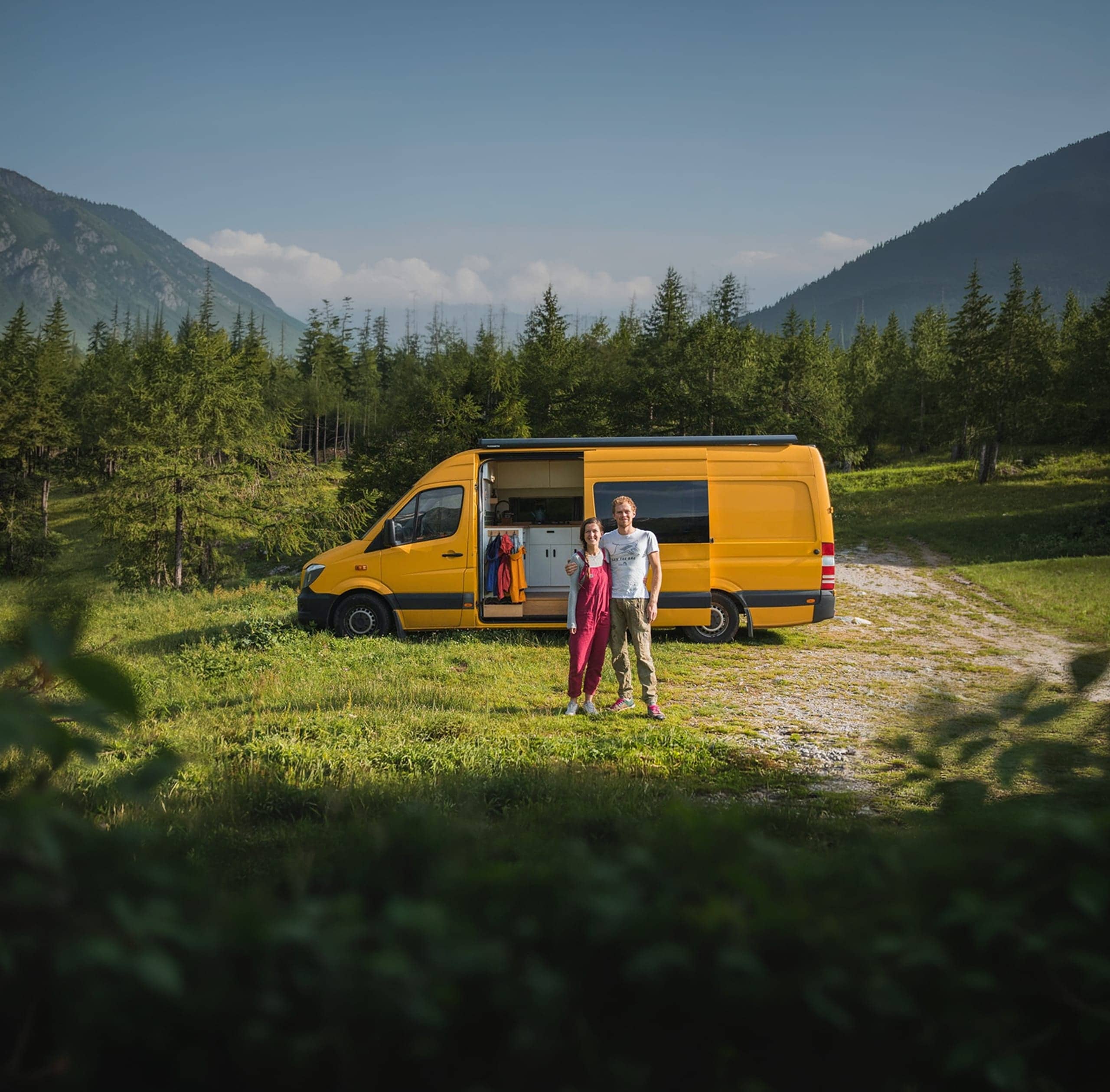 Dağ manzarasında sarı karavan