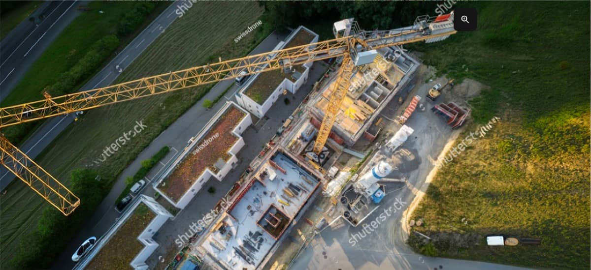 Mobil güç üniteleriyle yukarıdan görülen şantiye