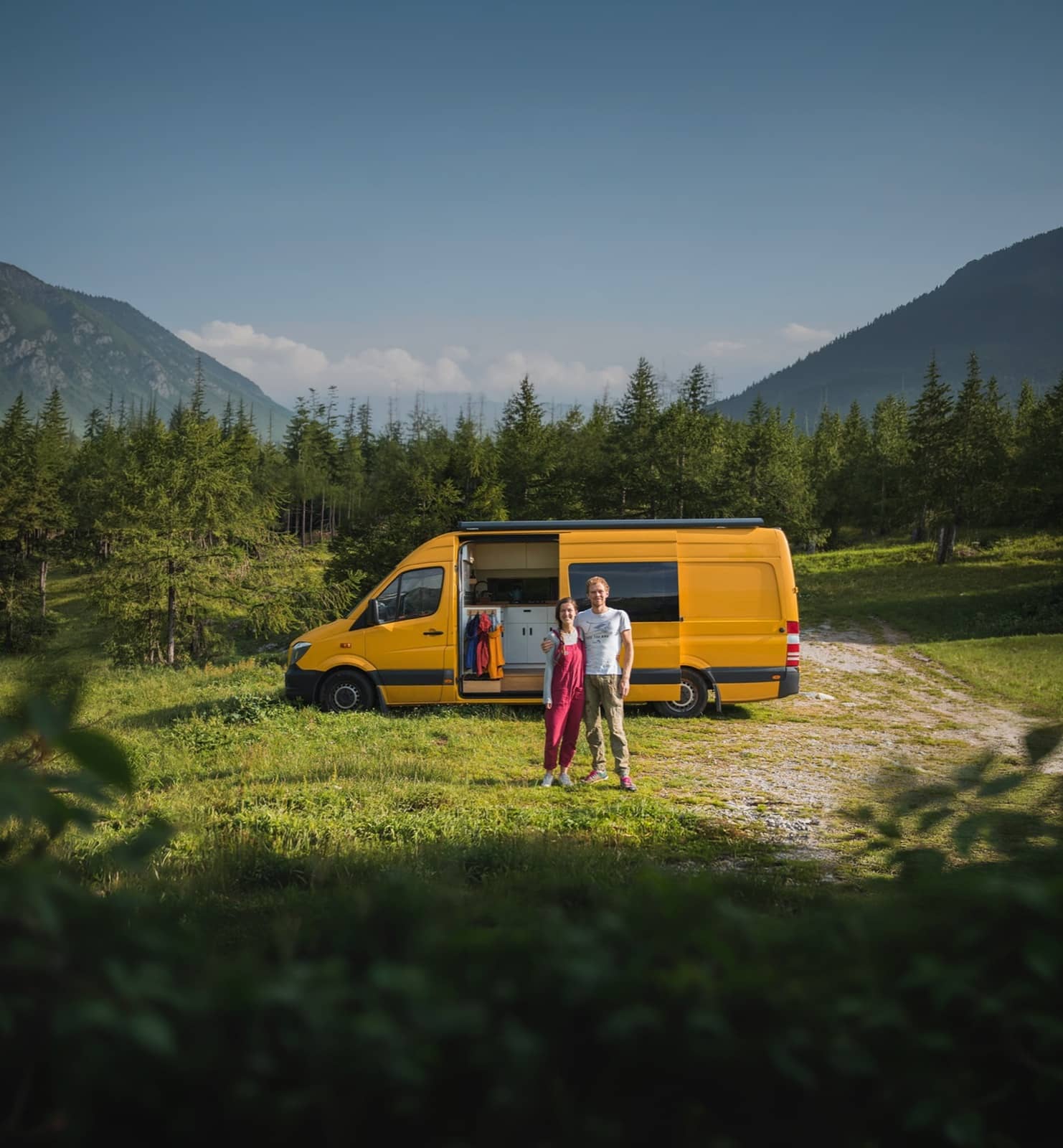 Dağ manzarasında sarı karavan