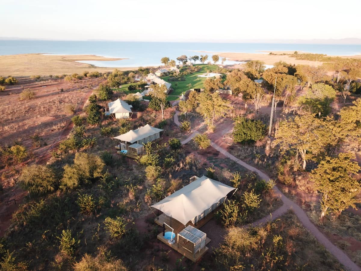 Yeşillikler içinde bir off-grid sahanın havadan görünümü