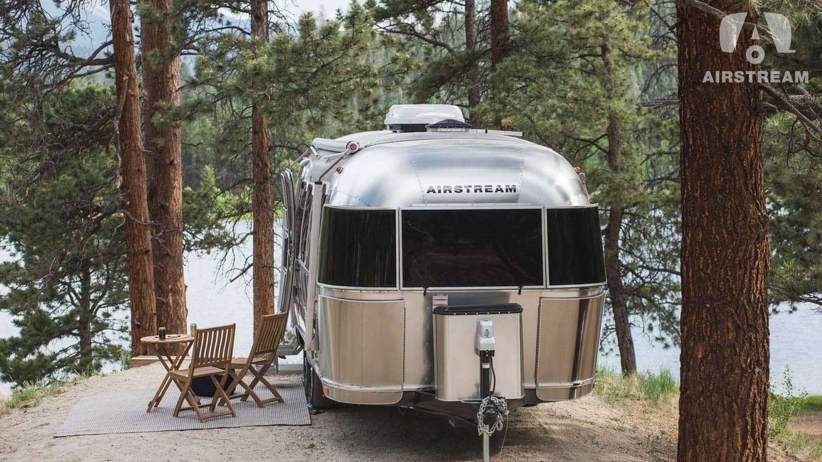 Ormanlık bir kamp alanında Airstream seyahat karavanı