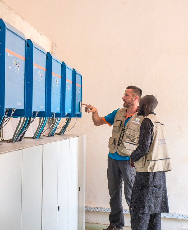 Victron Profesyoneli, Victron ekipmanıyla bir arabanın yanında duruyor